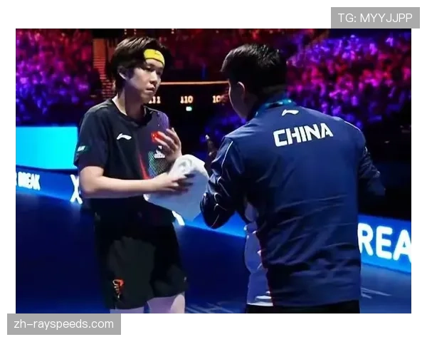 特写：比赛结束后，双方教练仍在场边针对一次争议反击判罚进行激烈讨论